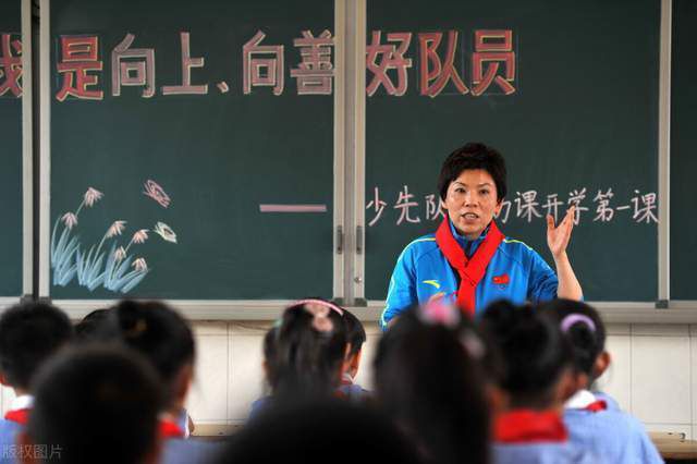 古有织女下凡洗澡偶遇牛郎，今有美男灶神人世裸泡温泉却无人问津。灶神郭婉蝶为寻人世真爱，下凡巡查时碰上人世的厨神角逐，与前来参赛、快乐喜爱直播的美男人姜聪不打不成相识，这段人仙殊途的恋爱又该以如何的体例结束？